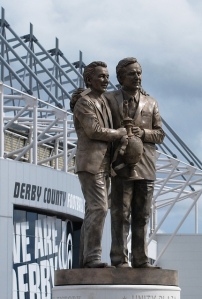 La estatua del dúo.